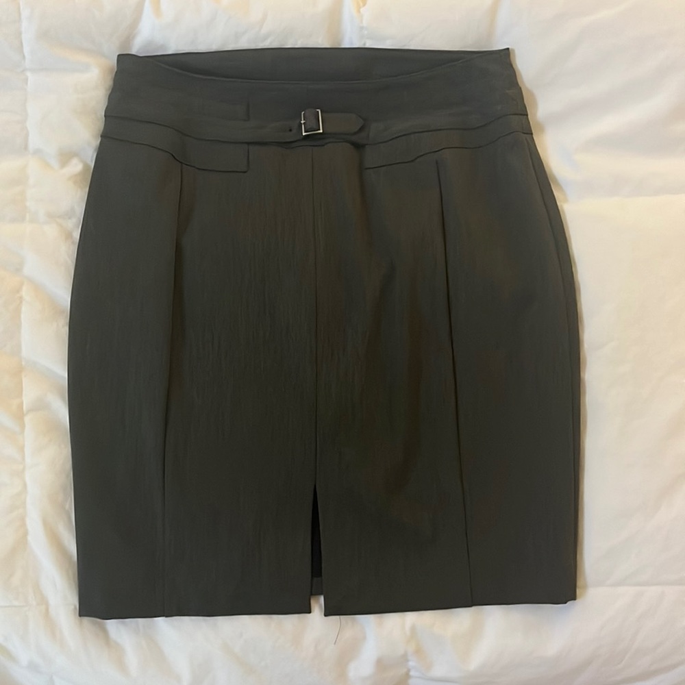 Express size 8 business attire gray pencil skirt. Excellent used condition